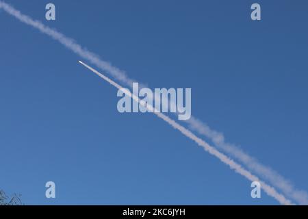 29 dicembre 2020, territori Palestinesi, Gaza: Razzi vengono lanciati durante una perforazione militare organizzata dal movimento Hamas e da altre fazioni armate palestinesi su una spiaggia nella città di Gaza (Foto di Momen Faiz/NurPhoto) Foto Stock