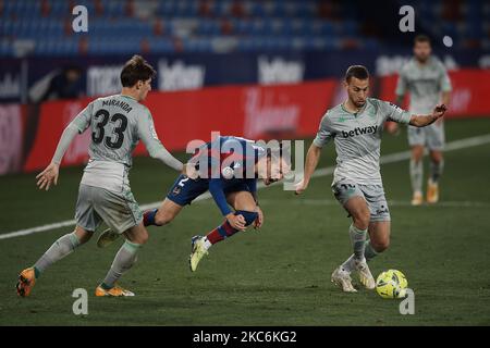 Juan Miranda di Betis e Francisco Javier Son di Levante gareggiano per la palla durante la partita la Liga Santader tra Levante UD e Real Betis allo Stadio Ciutat de Valencia il 29 dicembre 2020 a Valencia, Spagna. (Foto di Jose Breton/Pics Action/NurPhoto) Foto Stock