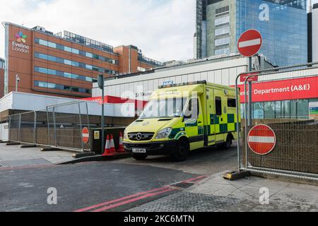 Al di fuori del St Thomas' Hospital, nel centro di Londra, si vede un'ambulanza in quanto sono in vigore restrizioni di livello 4 per limitare la diffusione del nuovo ceppo di coronavirus, mentre le infezioni continuano ad aumentare, il 30 dicembre 2020 a Londra, Inghilterra. Ieri, il Regno Unito ha registrato il numero più alto di infezioni giornaliere da Coronavirus con 53.135 casi, mentre i tassi continuano ad aumentare in tutta l'Inghilterra e il numero di pazienti Covid-19 negli ospedali di Londra è ora più alto che durante il picco della prima ondata del virus in aprile. (Foto di Wiktor Szymanowicz/NurPhoto) Foto Stock