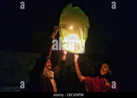 Un giovane gruppo di Bangladesi festeggia l'anno precedente a un tetto a Dhaka il 30 dicembre 2020. Poiché il partito di applicazione della legge ha limitato tutto il tipo di partito il 31 dicembre, un certo piccolo er del partito visto nel tetto con alcuni fuochi d'artificio. (Foto di Ahmed Salahuddin/NurPhoto) Foto Stock