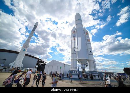 Razzo spaziale Ariane V con booster in piedi. Dimostrazione modello su scala completa della tecnologia spaziale del lanciatore Ariane 5, ESA EADS il razzo spaziale Ariane al Museo dell'aria e dello spazio le Bourget di Parigi durante il Salone dell'aria di Parigi 53rd Salon International de l'aéronautique et de l'espace de Paris-le Bourget, Salon du Bourget. Ariane 5 è un veicolo europeo per il lancio di spazi a sollevamento pesante sviluppato e gestito da Arianespace per l'Agenzia spaziale europea (ESA) utilizzato per fornire carichi utili in orbita di trasferimento geostazionaria (GTO) o in orbita terrestre bassa (LEO) prodotto dal produttore di difesa e spazio di Airbus. Parigi, Francia su J Foto Stock