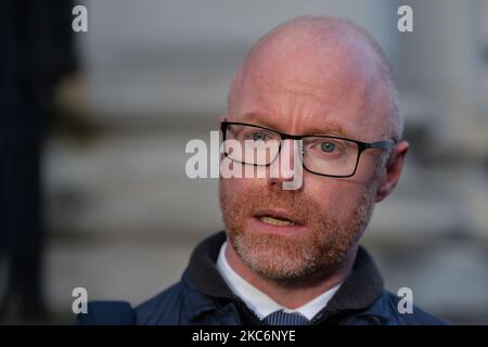 Il Ministro della Sanità, Stephen Donnelly, parla con i media all'ingresso degli edifici governativi, in vista della riunione di emergenza del Gabinetto di questo pomeriggio. Questa sera, Taoiseach (primo ministro irlandese) Micheal Martin ha annunciato un ritorno alle restrizioni di livello 5 fino al 31 gennaio nella Repubblica d'Irlanda. Il Dipartimento della Salute ha riportato un nuovo record giornaliero di nuovi casi per la Repubblica d'Irlanda, con 1.718 nuovi casi e 13 morti (3.861 nuovi casi e 19 morti confermati sull'isola d'Irlanda). Mercoledì 30 dicembre 2020 a Dublino, Irlanda. (Foto di Artur Widak/NurPhoto) Foto Stock