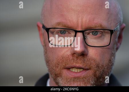 Il Ministro della Sanità, Stephen Donnelly, parla con i media all'ingresso degli edifici governativi, in vista della riunione di emergenza del Gabinetto di questo pomeriggio. Questa sera, Taoiseach (primo ministro irlandese) Micheal Martin ha annunciato un ritorno alle restrizioni di livello 5 fino al 31 gennaio nella Repubblica d'Irlanda. Il Dipartimento della Salute ha riportato un nuovo record giornaliero di nuovi casi per la Repubblica d'Irlanda, con 1.718 nuovi casi e 13 morti (3.861 nuovi casi e 19 morti confermati sull'isola d'Irlanda). Mercoledì 30 dicembre 2020 a Dublino, Irlanda. (Foto di Artur Widak/NurPhoto) Foto Stock