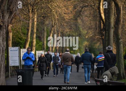 Un crowdy St Stephen's Green Park a Dublino. Questa sera, Taoiseach (primo ministro irlandese) Micheal Martin ha annunciato un ritorno alle restrizioni di livello 5 fino al 31 gennaio nella Repubblica d'Irlanda. Il Dipartimento della Salute ha riportato un nuovo record giornaliero di nuovi casi per la Repubblica d'Irlanda, con 1.718 nuovi casi e 13 morti (3.861 nuovi casi e 19 morti confermati sull'isola d'Irlanda). Mercoledì 30 dicembre 2020 a Dublino, Irlanda. (Foto di Artur Widak/NurPhoto) Foto Stock