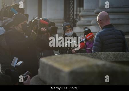 Il Ministro della Sanità, Stephen Donnelly, parla con i media all'ingresso degli edifici governativi, in vista della riunione di emergenza del Gabinetto di questo pomeriggio. Questa sera, Taoiseach (primo ministro irlandese) Micheal Martin ha annunciato un ritorno alle restrizioni di livello 5 fino al 31 gennaio nella Repubblica d'Irlanda. Il Dipartimento della Salute ha riportato un nuovo record giornaliero di nuovi casi per la Repubblica d'Irlanda, con 1.718 nuovi casi e 13 morti (3.861 nuovi casi e 19 morti confermati sull'isola d'Irlanda). Mercoledì 30 dicembre 2020 a Dublino, Irlanda. (Foto di Artur Widak/NurPhoto) Foto Stock