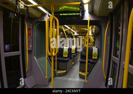 Vista interna di una LUAS vuota. Questa sera, Taoiseach (primo ministro irlandese) Micheal Martin ha annunciato un ritorno alle restrizioni di livello 5 fino al 31 gennaio nella Repubblica d'Irlanda. Il Dipartimento della Salute ha riportato un nuovo record giornaliero di nuovi casi per la Repubblica d'Irlanda, con 1.718 nuovi casi e 13 morti (3.861 nuovi casi e 19 morti confermati sull'isola d'Irlanda). Mercoledì 30 dicembre 2020 a Dublino, Irlanda. (Foto di Artur Widak/NurPhoto) Foto Stock
