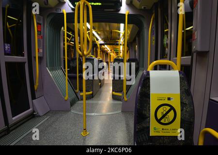 Vista interna di una LUAS vuota. Questa sera, Taoiseach (primo ministro irlandese) Micheal Martin ha annunciato un ritorno alle restrizioni di livello 5 fino al 31 gennaio nella Repubblica d'Irlanda. Il Dipartimento della Salute ha riportato un nuovo record giornaliero di nuovi casi per la Repubblica d'Irlanda, con 1.718 nuovi casi e 13 morti (3.284 nuovi casi e 27 morti confermati sull'isola d'Irlanda). Mercoledì 30 dicembre 2020 a Dublino, Irlanda. (Foto di Artur Widak/NurPhoto) Foto Stock