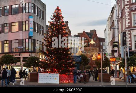 Una trafficata Grafton Street nel centro di Dublino. Questa sera, Taoiseach (primo ministro irlandese) Micheal Martin ha annunciato un ritorno alle restrizioni di livello 5 fino al 31 gennaio nella Repubblica d'Irlanda. Il Dipartimento della Salute ha riportato un nuovo record giornaliero di nuovi casi per la Repubblica d'Irlanda, con 1.718 nuovi casi e 13 morti (3.861 nuovi casi e 19 morti confermati sull'isola d'Irlanda). Mercoledì 30 dicembre 2020 a Dublino, Irlanda. (Foto di Artur Widak/NurPhoto) Foto Stock