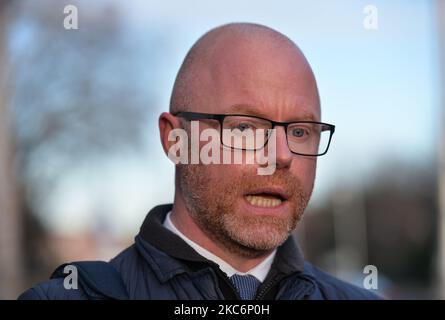 Il Ministro della Sanità, Stephen Donnelly, parla con i media all'ingresso degli edifici governativi, in vista della riunione di emergenza del Gabinetto di questo pomeriggio. Questa sera, Taoiseach (primo ministro irlandese) Micheal Martin ha annunciato un ritorno alle restrizioni di livello 5 fino al 31 gennaio nella Repubblica d'Irlanda. Il Dipartimento della Salute ha riportato un nuovo record giornaliero di nuovi casi per la Repubblica d'Irlanda, con 1.718 nuovi casi e 13 morti (3.861 nuovi casi e 19 morti confermati sull'isola d'Irlanda). Mercoledì 30 dicembre 2020 a Dublino, Irlanda. (Foto di Artur Widak/NurPhoto) Foto Stock