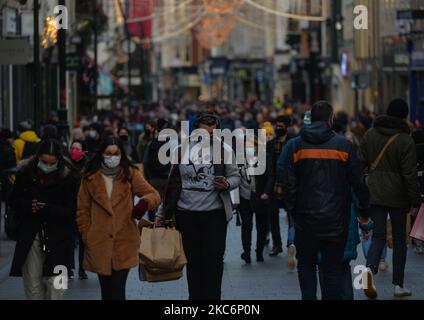 Un'affollata Grafton Street a Dublino. Questa sera, Taoiseach (primo ministro irlandese) Micheal Martin ha annunciato un ritorno alle restrizioni di livello 5 fino al 31 gennaio nella Repubblica d'Irlanda. Il Dipartimento della Salute ha riportato un nuovo record giornaliero di nuovi casi per la Repubblica d'Irlanda, con 1.718 nuovi casi e 13 morti (3.861 nuovi casi e 19 morti confermati sull'isola d'Irlanda). Mercoledì 30 dicembre 2020 a Dublino, Irlanda. (Foto di Artur Widak/NurPhoto) Foto Stock