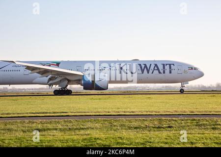 Kuwait Airways aeromobile Boeing 777-300 visto all'arrivo in volo e atterraggio a Amsterdam Aeroporto Internazionale Schiphol AMS EHAM. L'aereo a fusoliera larga Boeing B777, in particolare il modello Boeing 777-369(ER), ha la registrazione 9K-AOF, il nome al-Ahmadiya ed è alimentato da motori a reazione 2x GE. Kuwait Airways KU KAC KUWAITI è il portatore di bandiera nazionale dello Stato del Kuwait e una flotta di 30 aerei che collegano il Medio Oriente con l'Europa, l'America, il subcontinente indiano e l'Asia sudorientale. Kuwait Airways è membro della Arab Air Carriers Organization. Il traffico mondiale di passeggeri è diminuito durin Foto Stock