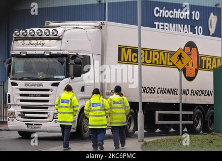 Gli ufficiali doganali camminano nel porto di Dublino. Il periodo di transizione della Brexit termina stasera ed entrano in vigore nuovi accordi commerciali per il Mare d’Irlanda. Giovedì 31 dicembre 2020 a Dublino, Irlanda. (Foto di Artur Widak/NurPhoto) Foto Stock