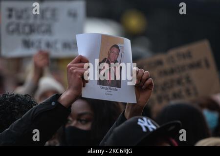 Persone viste durante una veglia a lume di candela e protesta per George Nkencho fuori Pearse Street Garda Station a Dublino. Il signor Nkencho è stato ucciso più volte da Gardai (polizia irlandese) fuori casa a Clonee, Dublino occidentale, mercoledì 30 dicembre. Secondo quanto riferito, ha marchiato un coltello e minacciato il giardai prima di essere sparato dai membri dell'unità di sostegno armato di Blanchardstown Garda. Venerdì 1 gennaio 2021 a Dublino, Irlanda. (Foto di Artur Widak/NurPhoto) Foto Stock