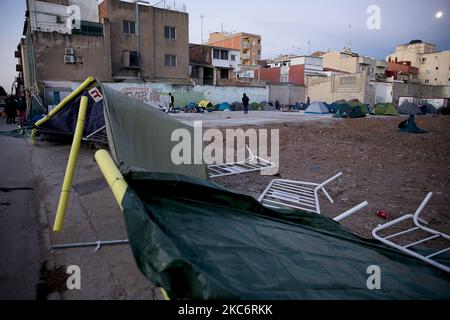 I sopravvissuti all'incendio nella fabbrica occupata dai migranti senza dimora sono costretti dal governo comunale di Badalona, vicino a Barcellona, a lasciare l'insediamento che avevano istituito con il sostegno dei gruppi di solidarietà. D'altra parte, occupano il sito abbandonato dove si trovava la fabbrica abbandonata che ha preso fuoco il 10 dicembre 2020. A Badalona, Barcellona, Catalogna, Spagna il 30 e 31 dicembre 2020. (Foto di Albert Llop/NurPhoto) Foto Stock
