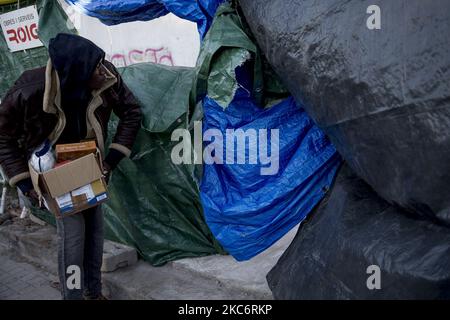 I sopravvissuti all'incendio nella fabbrica occupata dai migranti senza dimora sono costretti dal governo comunale di Badalona, vicino a Barcellona, a lasciare l'insediamento che avevano istituito con il sostegno dei gruppi di solidarietà. D'altra parte, occupano il sito abbandonato dove si trovava la fabbrica abbandonata che ha preso fuoco il 10 dicembre 2020. A Badalona, Barcellona, Catalogna, Spagna il 30 e 31 dicembre 2020. (Foto di Albert Llop/NurPhoto) Foto Stock
