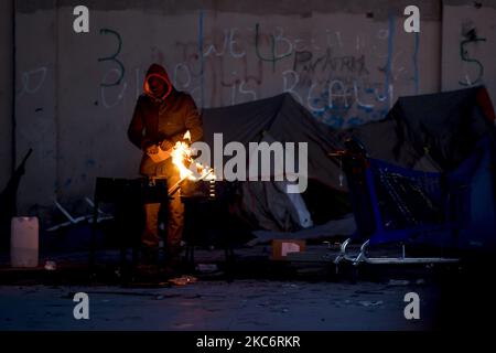 I sopravvissuti all'incendio nella fabbrica occupata dai migranti senza dimora sono costretti dal governo comunale di Badalona, vicino a Barcellona, a lasciare l'insediamento che avevano istituito con il sostegno dei gruppi di solidarietà. D'altra parte, occupano il sito abbandonato dove si trovava la fabbrica abbandonata che ha preso fuoco il 10 dicembre 2020. A Badalona, Barcellona, Catalogna, Spagna il 30 e 31 dicembre 2020. (Foto di Albert Llop/NurPhoto) Foto Stock