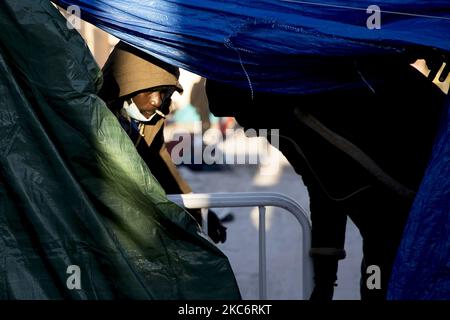 I sopravvissuti all'incendio nella fabbrica occupata dai migranti senza dimora sono costretti dal governo comunale di Badalona, vicino a Barcellona, a lasciare l'insediamento che avevano istituito con il sostegno dei gruppi di solidarietà. D'altra parte, occupano il sito abbandonato dove si trovava la fabbrica abbandonata che ha preso fuoco il 10 dicembre 2020. A Badalona, Barcellona, Catalogna, Spagna il 30 e 31 dicembre 2020. (Foto di Albert Llop/NurPhoto) Foto Stock