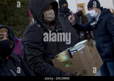 I sopravvissuti all'incendio nella fabbrica occupata dai migranti senza dimora sono costretti dal governo comunale di Badalona, vicino a Barcellona, a lasciare l'insediamento che avevano istituito con il sostegno dei gruppi di solidarietà. D'altra parte, occupano il sito abbandonato dove si trovava la fabbrica abbandonata che ha preso fuoco il 10 dicembre 2020. A Badalona, Barcellona, Catalogna, Spagna il 30 e 31 dicembre 2020. (Foto di Albert Llop/NurPhoto) Foto Stock