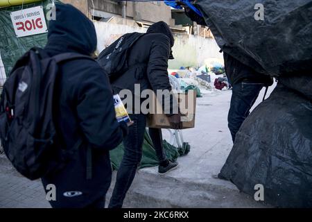 I sopravvissuti all'incendio nella fabbrica occupata dai migranti senza dimora sono costretti dal governo comunale di Badalona, vicino a Barcellona, a lasciare l'insediamento che avevano istituito con il sostegno dei gruppi di solidarietà. D'altra parte, occupano il sito abbandonato dove si trovava la fabbrica abbandonata che ha preso fuoco il 10 dicembre 2020. A Badalona, Barcellona, Catalogna, Spagna il 30 e 31 dicembre 2020. (Foto di Albert Llop/NurPhoto) Foto Stock