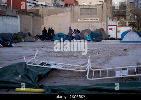 I sopravvissuti all'incendio nella fabbrica occupata dai migranti senza dimora sono costretti dal governo comunale di Badalona, vicino a Barcellona, a lasciare l'insediamento che avevano istituito con il sostegno dei gruppi di solidarietà. D'altra parte, occupano il sito abbandonato dove si trovava la fabbrica abbandonata che ha preso fuoco il 10 dicembre 2020. A Badalona, Barcellona, Catalogna, Spagna il 30 e 31 dicembre 2020. (Foto di Albert Llop/NurPhoto) Foto Stock
