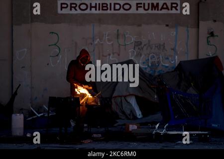 I sopravvissuti all'incendio nella fabbrica occupata dai migranti senza dimora sono costretti dal governo comunale di Badalona, vicino a Barcellona, a lasciare l'insediamento che avevano istituito con il sostegno dei gruppi di solidarietà. D'altra parte, occupano il sito abbandonato dove si trovava la fabbrica abbandonata che ha preso fuoco il 10 dicembre 2020. A Badalona, Barcellona, Catalogna, Spagna il 30 e 31 dicembre 2020. (Foto di Albert Llop/NurPhoto) Foto Stock