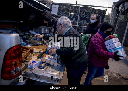 I sopravvissuti all'incendio nella fabbrica occupata dai migranti senza dimora sono costretti dal governo comunale di Badalona, vicino a Barcellona, a lasciare l'insediamento che avevano istituito con il sostegno dei gruppi di solidarietà. D'altra parte, occupano il sito abbandonato dove si trovava la fabbrica abbandonata che ha preso fuoco il 10 dicembre 2020. A Badalona, Barcellona, Catalogna, Spagna il 30 e 31 dicembre 2020. (Foto di Albert Llop/NurPhoto) Foto Stock