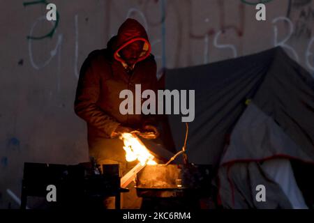 I sopravvissuti all'incendio nella fabbrica occupata dai migranti senza dimora sono costretti dal governo comunale di Badalona, vicino a Barcellona, a lasciare l'insediamento che avevano istituito con il sostegno dei gruppi di solidarietà. D'altra parte, occupano il sito abbandonato dove si trovava la fabbrica abbandonata che ha preso fuoco il 10 dicembre 2020. A Badalona, Barcellona, Catalogna, Spagna il 30 e 31 dicembre 2020. (Foto di Albert Llop/NurPhoto) Foto Stock