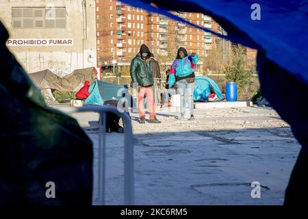 I sopravvissuti all'incendio nella fabbrica occupata dai migranti senza dimora sono costretti dal governo comunale di Badalona, vicino a Barcellona, a lasciare l'insediamento che avevano istituito con il sostegno dei gruppi di solidarietà. D'altra parte, occupano il sito abbandonato dove si trovava la fabbrica abbandonata che ha preso fuoco il 10 dicembre 2020. A Badalona, Barcellona, Catalogna, Spagna il 30 e 31 dicembre 2020. (Foto di Albert Llop/NurPhoto) Foto Stock
