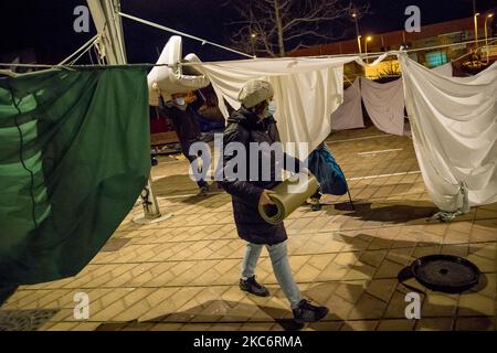 I sopravvissuti all'incendio nella fabbrica occupata dai migranti senza dimora sono costretti dal governo comunale di Badalona, vicino a Barcellona, a lasciare l'insediamento che avevano istituito con il sostegno dei gruppi di solidarietà. D'altra parte, occupano il sito abbandonato dove si trovava la fabbrica abbandonata che ha preso fuoco il 10 dicembre 2020. A Badalona, Barcellona, Catalogna, Spagna il 30 e 31 dicembre 2020. (Foto di Albert Llop/NurPhoto) Foto Stock