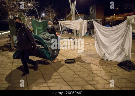 I sopravvissuti all'incendio nella fabbrica occupata dai migranti senza dimora sono costretti dal governo comunale di Badalona, vicino a Barcellona, a lasciare l'insediamento che avevano istituito con il sostegno dei gruppi di solidarietà. D'altra parte, occupano il sito abbandonato dove si trovava la fabbrica abbandonata che ha preso fuoco il 10 dicembre 2020. A Badalona, Barcellona, Catalogna, Spagna il 30 e 31 dicembre 2020. (Foto di Albert Llop/NurPhoto) Foto Stock
