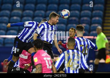 Tom Lees of Sheffield Mercoledì testa la palla al chiaro durante la partita Sky Bet Championship tra Sheffield Mercoledì e Derby County a Hillsborough, Sheffield Venerdì 1st gennaio 2021. (Foto di Jon Hobley/MI News/NurPhoto) Foto Stock