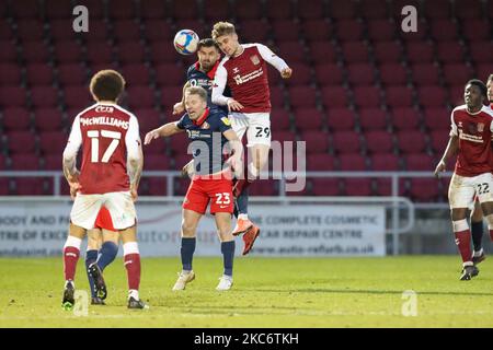 Sunderland's Grant Leadbitter è sfidato da Danny Rose di Northampton Town durante la seconda metà della Sky Bet League One match tra Northampton Town e Sunderland al PTS Academy Stadium di Northampton sabato 2nd gennaio 2021. (Foto di John Cripps/MI News/NurPhoto) Foto Stock