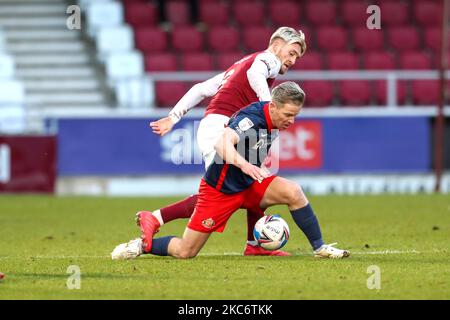 Sunderland's Grant Leadbitter è sfidato da Ryan Watson di Northampton Town durante la prima metà della partita della Sky Bet League One tra Northampton Town e Sunderland presso il PTS Academy Stadium di Northampton sabato 2nd gennaio 2021. (Foto di John Cripps/MI News/NurPhoto) Foto Stock