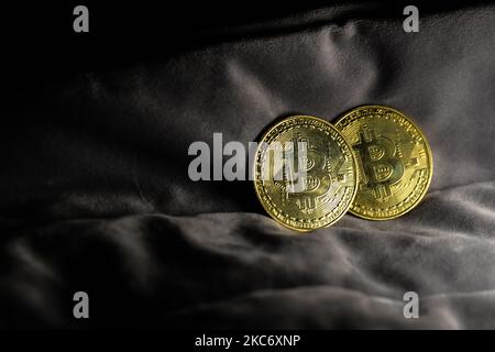 Una rappresentazione visiva delle criptovalute Bitcoins. Il prezzo del Bitcoin è aumentato bruscamente nelle ultime quattro settimane, da 19.465 USD il 3 dicembre 2020, a un massimo di circa 33.700 USD il 3 gennaio 2021. Domenica 3 gennaio 2021 a Dublino, Irlanda. (Foto di Artur Widak/NurPhoto) Foto Stock