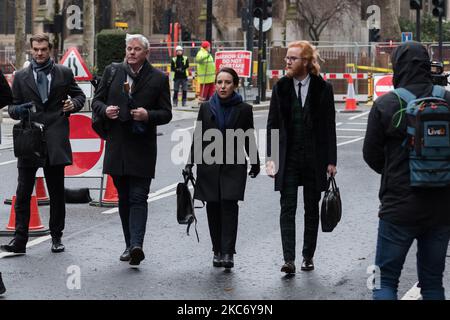 Kristinn Hrafnsson (2L) e Stella Moris (C), partner di Julian Assange, giungono al Tribunale penale Centrale (Old Bailey) mentre il giudice distrettuale Vanessa Baraitser è disposto a giudicare se Julian Assange, Il fondatore di WikiLeaks dovrebbe essere estradato negli Stati Uniti per affrontare il processo per le accuse di spionaggio, il 04 gennaio 2021 a Londra, Inghilterra. Julian Assange è stato incriminato in base al US Espionage Act del 1917 su 17 conteggi per aver sollecitato, raccolto e pubblicato documenti militari americani segreti tra cui log sulle guerre in Afghanistan e Iraq, e cavi diplomatici, proved Foto Stock