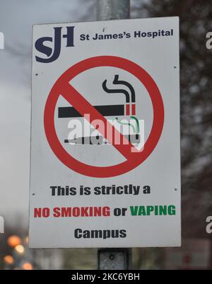 Cartello No Smoking visto all'ingresso del St James's Hospital, a Dublino. Il Dipartimento della Salute ha riportato oggi un altro nuovo record giornaliero di nuovi casi di Covid-19 per il quarto giorno consecutivo con 6.110 nuovi casi e 6 morti (2.294 nuovi casi e 26 morti confermati sull'isola d'Irlanda). Lunedì 4 gennaio 2021 a Dublino, Irlanda. (Foto di Artur Widak/NurPhoto) Foto Stock