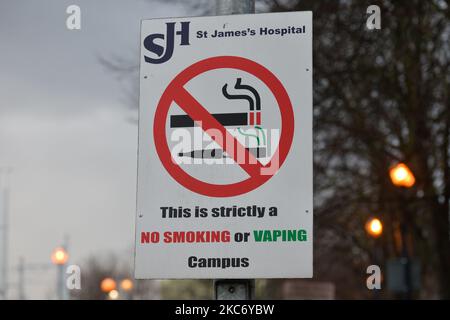 Cartello No Smoking visto all'ingresso del St James's Hospital, a Dublino. Il Dipartimento della Salute ha riportato oggi un altro nuovo record giornaliero di nuovi casi di Covid-19 per il quarto giorno consecutivo con 6.110 nuovi casi e 6 morti (2.294 nuovi casi e 26 morti confermati sull'isola d'Irlanda). Lunedì 4 gennaio 2021 a Dublino, Irlanda. (Foto di Artur Widak/NurPhoto) Foto Stock