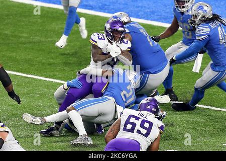 I Minnesota Vikings che corrono Mike Boone (23) sono affrontati dalla Detroit Lions Defensive Back Tracy Walker (21) durante la seconda metà di una partita di football tra i Detroit Lions e i Minnesota Vikings a Detroit, Michigan USA, domenica 3 gennaio 2021. (Foto di Amy Lemus/NurPhoto) Foto Stock