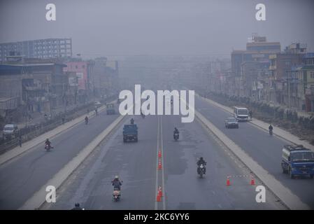 I veicoli sono visti in una mattina fumosa a Kathmandu, Nepal il martedì mattina il 05 gennaio 2021. Il livello di inquinamento da AQI il lunedì è salito costantemente verso il livello di pericolo a 606 AQI a 11:00 pm. (Foto di Narayan Maharjan/NurPhoto) Foto Stock