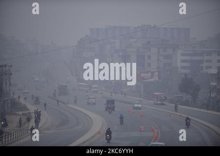 I veicoli sono visti in una mattina fumosa a Kathmandu, Nepal il martedì mattina il 05 gennaio 2021. Il livello di inquinamento da AQI il lunedì è salito costantemente verso il livello di pericolo a 606 AQI a 11:00 pm. (Foto di Narayan Maharjan/NurPhoto) Foto Stock