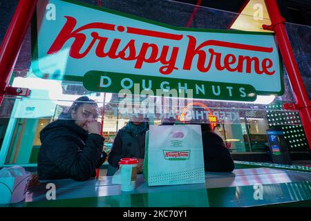 Una vista delle persone in un ristorante all'aperto allestito da Krispy Kreme nel loro negozio di punta a Times Square il 5 gennaio 2020. (Foto di John Nacion/NurPhoto) Foto Stock