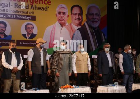 Ministro dell'Unione per le finanze Shri Anurag Thakur (Center), Babul Supriyo Ministro dell'Unione per lo Stato, Mukul Roy, BJP Vice Presidente Nazionale, Dr.Swapan Dasgupta, MP al seminario di ripresa economica del Bengala Occidentale - Road Ahead, organizzato da BJP Economic Cell e Intellectual Cell a Kolkata, India il 04,2021 gennaio (Foto di Debajyoti Chakraborty/NurPhoto) Foto Stock