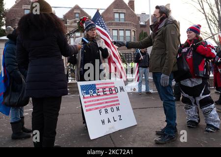 I giornalisti intervistano un manifestante durante un raduno pro-Trump al di fuori della residenza del governatore a St. Paul, Minnesota. Gennaio 6, 2021. (Foto di Tim Evans/NurPhoto) Foto Stock