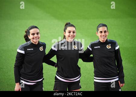 L'arbitro Eugenia Gil Soriano e i suoi assistenti durante la partita tra FC Barcelona e RCD Espanyol, corrispondente alla settimana 14 della Liga Primera Iberdrola, suonata allo stadio Camp Nou, il 06th gennaio 2021, a Barcellona, Spagna. (Foto di Noelia Deniz/Urbanandsport/NurPhoto) Foto Stock