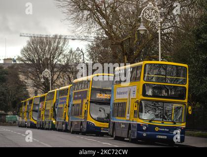 Una linea di autobus pubblici vuoti vista nel centro di Dublino. L'Irlanda sta tornando a un blocco completo con il governo che conferma una serie di nuove restrizioni nel quadro del livello 5 del piano per vivere con COVID. Il Dipartimento della Salute ha riportato oggi un nuovo record di 7.836 nuovi casi di Covid-19 con 2.263 a Dublino e 17 morti. Mercoledì 6 gennaio 2021 a Dublino, Irlanda. (Foto di Artur Widak/NurPhoto) Foto Stock