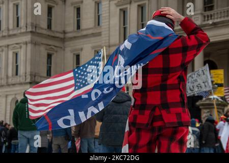 Il 6 gennaio 2021 al Michigan state Capitol di Lansing, Michigan, alcune centinaia di sostenitori di Trump si sono riuniti per protestare pacificamente per la certificazione dei voti elettorali da parte del Congresso degli Stati Uniti, quando Washington D.C. è caduto nel caos con i sostenitori di Trump che hanno preso in giro il Campidoglio degli Stati Uniti. (Foto di Adam J. Dewey/NurPhoto) Foto Stock