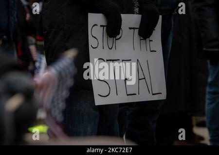 Il 6 gennaio 2021 al Michigan state Capitol di Lansing, Michigan, alcune centinaia di sostenitori di Trump si sono riuniti per protestare pacificamente per la certificazione dei voti elettorali da parte del Congresso degli Stati Uniti, quando Washington D.C. è caduto nel caos con i sostenitori di Trump che hanno preso in giro il Campidoglio degli Stati Uniti. (Foto di Adam J. Dewey/NurPhoto) Foto Stock