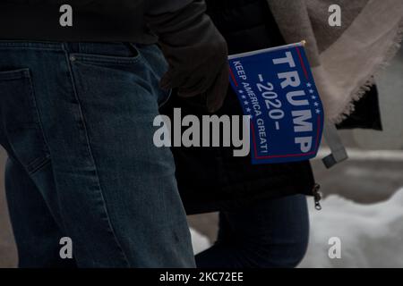 Il 6 gennaio 2021 al Michigan state Capitol di Lansing, Michigan, alcune centinaia di sostenitori di Trump si sono riuniti per protestare pacificamente per la certificazione dei voti elettorali da parte del Congresso degli Stati Uniti, quando Washington D.C. è caduto nel caos con i sostenitori di Trump che hanno preso in giro il Campidoglio degli Stati Uniti. (Foto di Adam J. Dewey/NurPhoto) Foto Stock