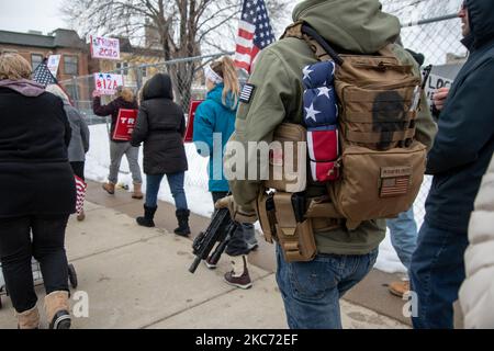 Il 6 gennaio 2021 al Michigan state Capitol di Lansing, Michigan, alcune centinaia di sostenitori di Trump si sono riuniti per protestare pacificamente per la certificazione dei voti elettorali da parte del Congresso degli Stati Uniti, quando Washington D.C. è caduto nel caos con i sostenitori di Trump che hanno preso in giro il Campidoglio degli Stati Uniti. (Foto di Adam J. Dewey/NurPhoto) Foto Stock