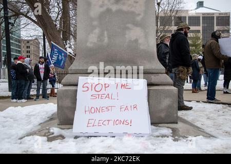 Il 6 gennaio 2021 al Michigan state Capitol di Lansing, Michigan, alcune centinaia di sostenitori di Trump si sono riuniti per protestare pacificamente per la certificazione dei voti elettorali da parte del Congresso degli Stati Uniti, quando Washington D.C. è caduto nel caos con i sostenitori di Trump che hanno preso in giro il Campidoglio degli Stati Uniti. (Foto di Adam J. Dewey/NurPhoto) Foto Stock